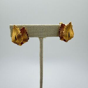 Vintage 1960s Giovanni gold tone double leaf clip on earrings!